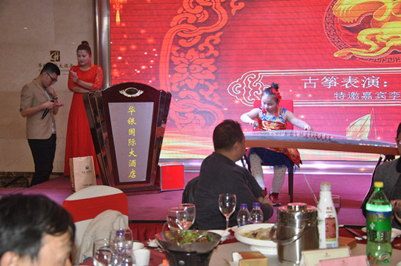 年會現(xiàn)場三民重科總經(jīng)理李校民先生對2016年度公司發(fā)展做了總結(jié)